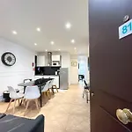 Urban Flat 81 - Luxe Sebastopol Апартаменты *