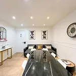 Urban Flat 81 - Luxe Sebastopol Апартаменты *